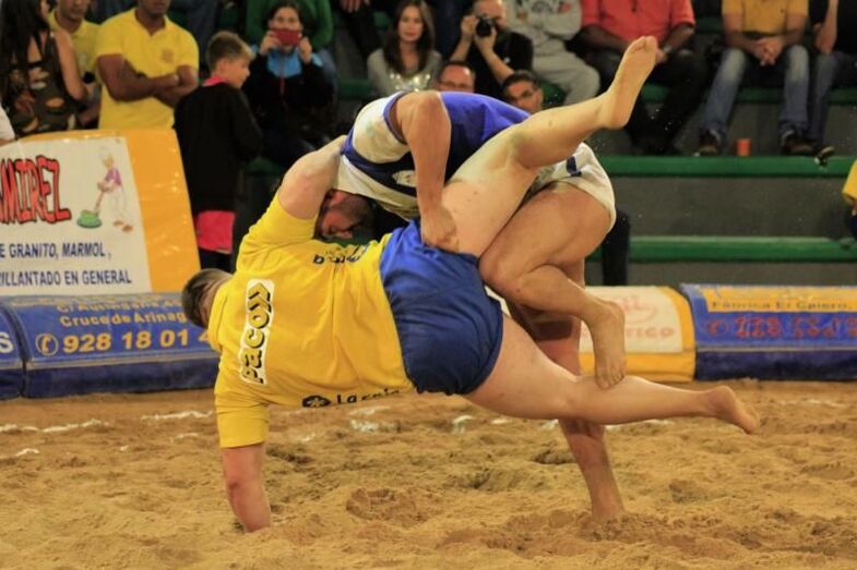 Álvaro Déniiz tumba a Jonathan Morales. Foto Pedro20 Reyes