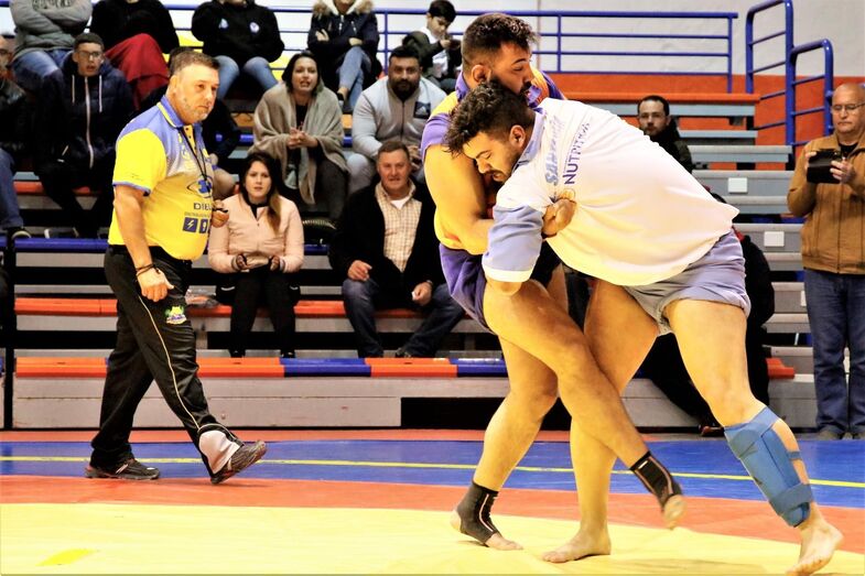Bemeharo Hernández tumba a Jonay Placeres con Félix Travieso de árbitro. Foto Pero Reyes