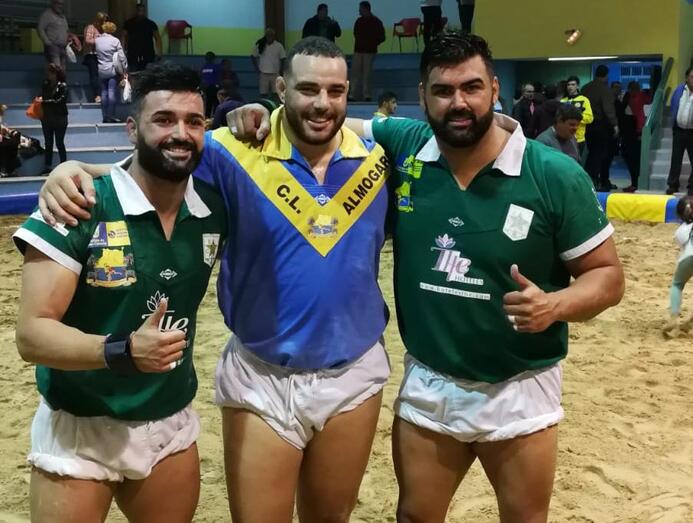 Cristo Hernández flanqueado por los hermanos Álvaro e Ismael Déniz