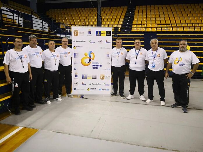 Equipo arbitral del Mundial de Lucha Canaria 2018