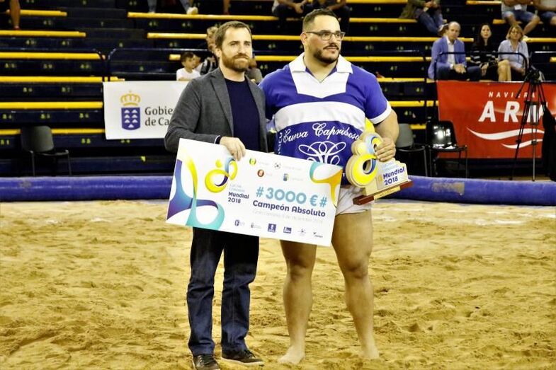 Fabián Rocha recibe el trofeo de manos de Isaac Castellano consejero de Turismo Cultura y Deportes del Gobierno de Canarias.Foto Rita Guzmán
