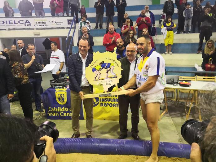 Medianito Iv recoge trofeo campeones de manos de las aautoridades