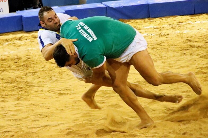 Álvaro Dénz tumba a Ricardo Riodríguez foto Rita Gusman