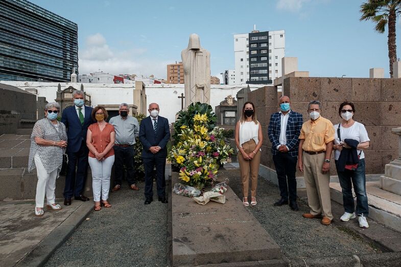 LAS PALMAS DE GRAN CANARIA (Canarias). 13/08/2021.- El presidente del Cabildo de Gran Canaria, Antonio Morales; la consejera de Cultura, Guacimara Medina; y otros representantes políticos, así como familiares del poeta Tomás Morales, realizan una ofrenda floral en el sepulcro del poeta en el cementerio de Vegueta, cuando se cumple el centenario de su fallecimiento (15 de agosto de 1921).  ©Ángel Medina G./Cabildo de Gran Canaria