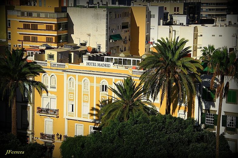 La fachada encendida