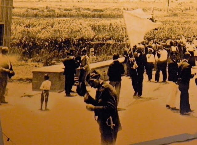 Guardia provincial  en el puente a principios del siglo XX, cuya única arma era el sable.
