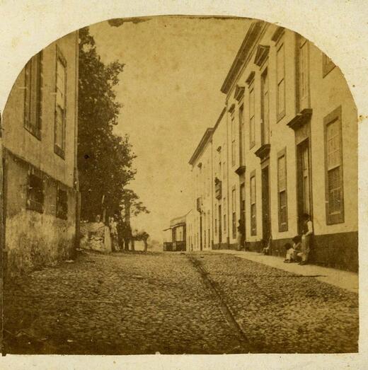 A la derecha de la foto el Hotel Artiles inaugurado en 1886 a la izquierda el edificio donde  estuvo la primera Fonda de Artiles entre 1881-1886 (Foto FEDAC)