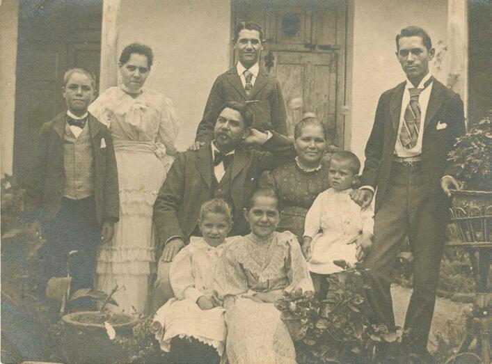 Familia Artiles en el patio-jardín del hotel. (Orator F. Cook, Papers. Special Collections Research Center, University of  Chicago Library)