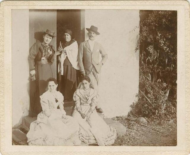 Grupo de gente de Guía, sentada a la izquierda Pino Artiles( Foto propiedad de: Orator F. Cook, Papers. Special Collections Research Center, University of Chicago Library)