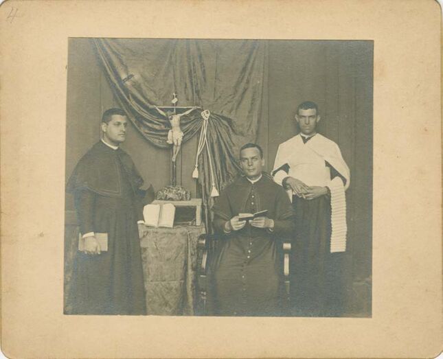 Curas y sacristán de la Parroquia de Santa María de Guía( Foto propiedad de: Orator F. Cook, Papers. Special Collections Research Center, University of Chicago Library)