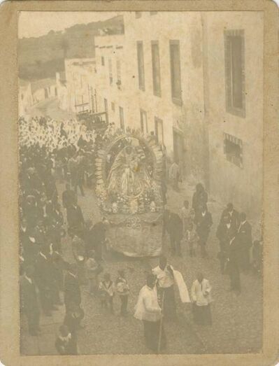 Procesión de la Virgen de Guía en la calle de la Cruz (hoy Marqués del Muni). (Foto propiedad de: Orator F. Cook, Papers. Special Collections Research Center, University of Chicago Library)