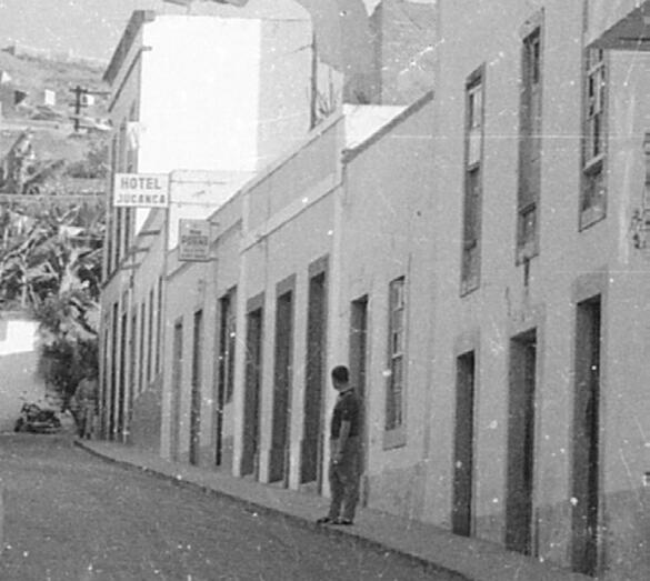 Calle Luis Suárez Galván donde estuvo ubicado el Hotel Jucanca como se aprecia en el cartel (Foto de Paco Rivero).