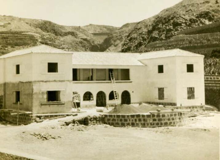 El Hogar Rural  en construcción en la década de los años 50 del siglo XX.