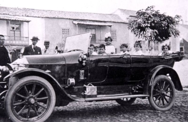 La familia Doreste Morales llegando a Teror en las vacaciones de 1921