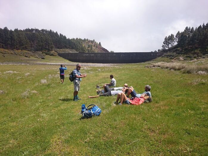 Turistas culturales en el vaso de Cuevas Blancas