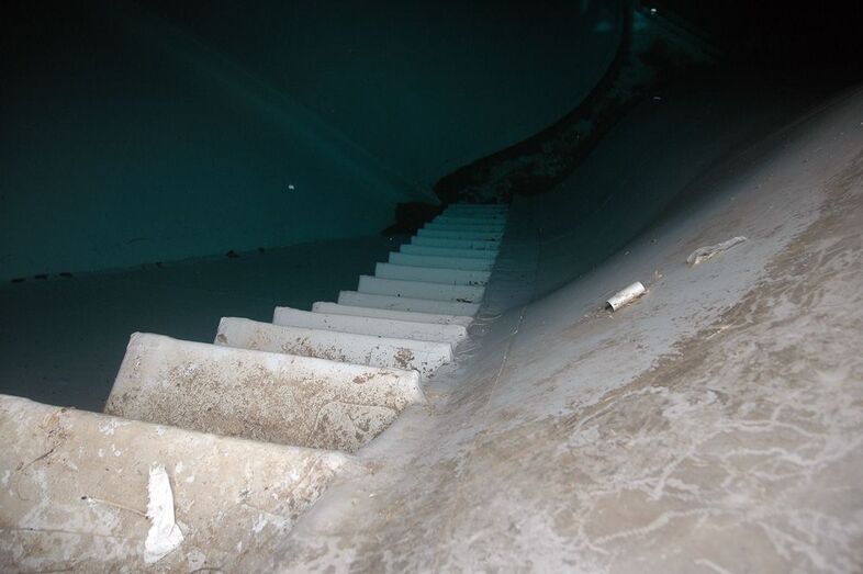 Escalinata interior del estanque