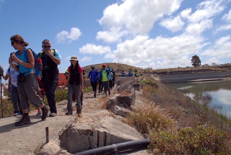 Caminantes en el camino de coronación