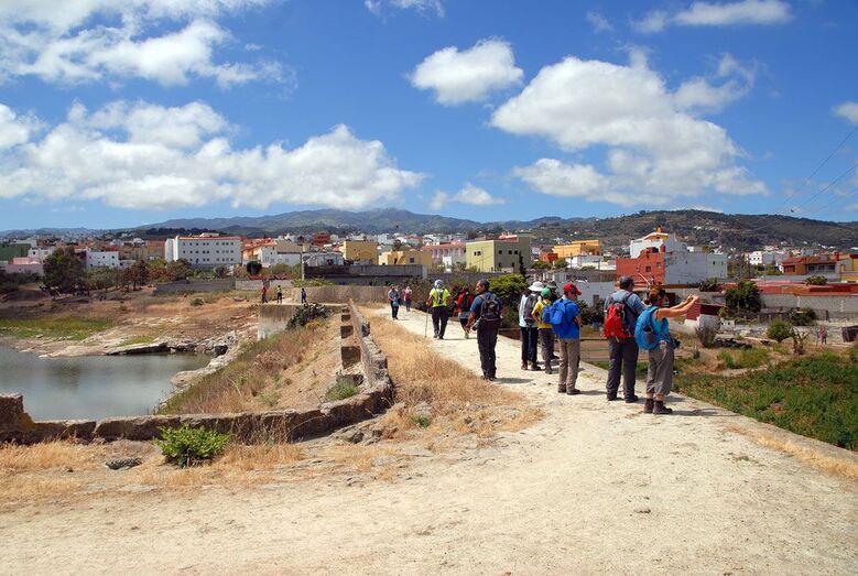 Quiebro de la coronación en el estribo izquierdo