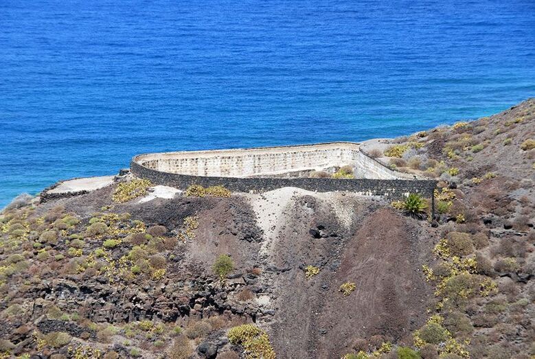 Estanque en lo alto con proa y popa: y con su escombrera