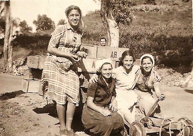 Años cincuenta, entrada de las Nieves, Andreita (mi madre), Joséfina y Tinita. En el carro las cajas donde llevaban los tomates, en este caso las siglas AR, Antonio Rodríguez, que plantaba en la Fuente Santa donde tenía el almacén.