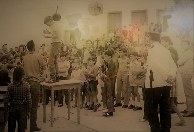 El sarten embadurnado de betún, había que arrancar una moneda pegada con cera con la boca