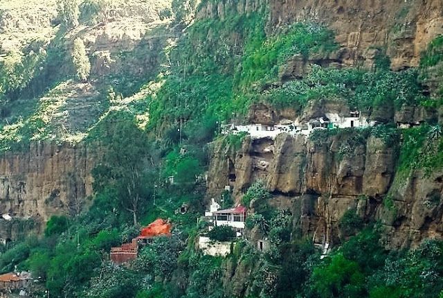 Panorámica del Hornillo de Agaete, arriba a la derecha las casas cuevas denominadas  