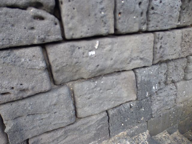 Detalle de la piedra de sillería, procedente de Santa Cruz y Cardones.