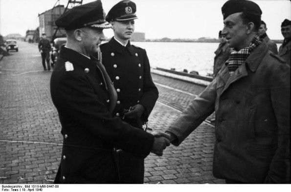 El Capitán Clausen recibido por el Almirante Doenitz, Jefe de la Fuerza Submarina, tras finalizar una patrulla .