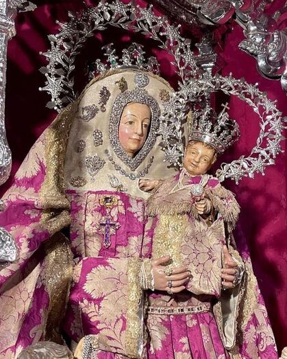 LA VIRGEN DEL PINO ESTE AÑO CON EL MANTO DE LAS ROGATIVAS Y EL PECTORAL DE AMATISTAS