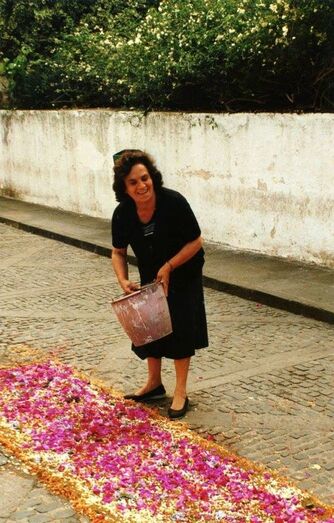 SU HIJA TERESITA ORTEGA HACIENDO LA ALFOMBRA JUNTO A SU CASA EN LA DÉCADA DE 1990
