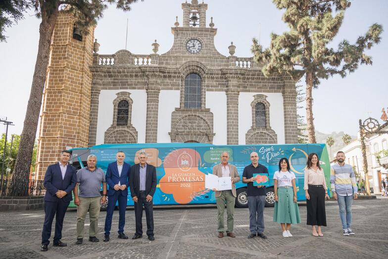 AUTOR: ALEJANDRO QUEVEDO (foto.alejandroquevedo@gmail.com)AÑO 2022. FECHA: 03/10/22GLOBAL, GUAGUA DE LAS PROMESAS HACE ENTREGA DEL LIBRO AL PARROCO DE TEROR.