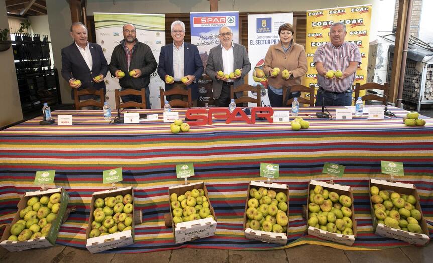 Autoridades tras la firma